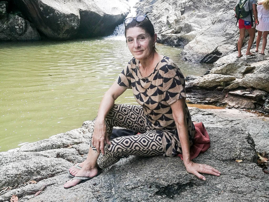 Claudia Braunstein am Wasserfall
