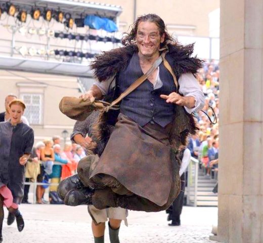 Salzburger Festspiele 2017; Felix Kreutzer sitzt in der Tischgesellschaft des Jedermann