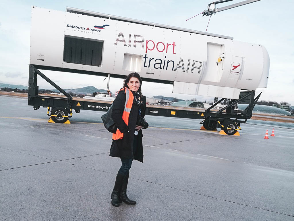 Frau am Flughafen