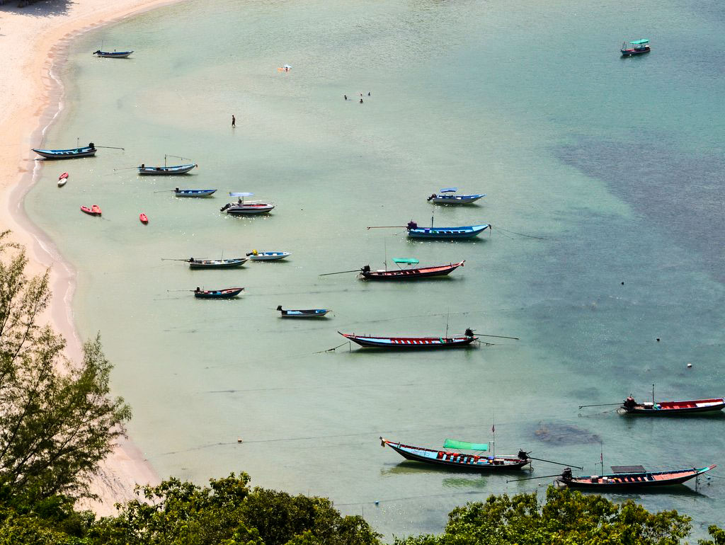 Bucht mit Booten in Koh Phangan