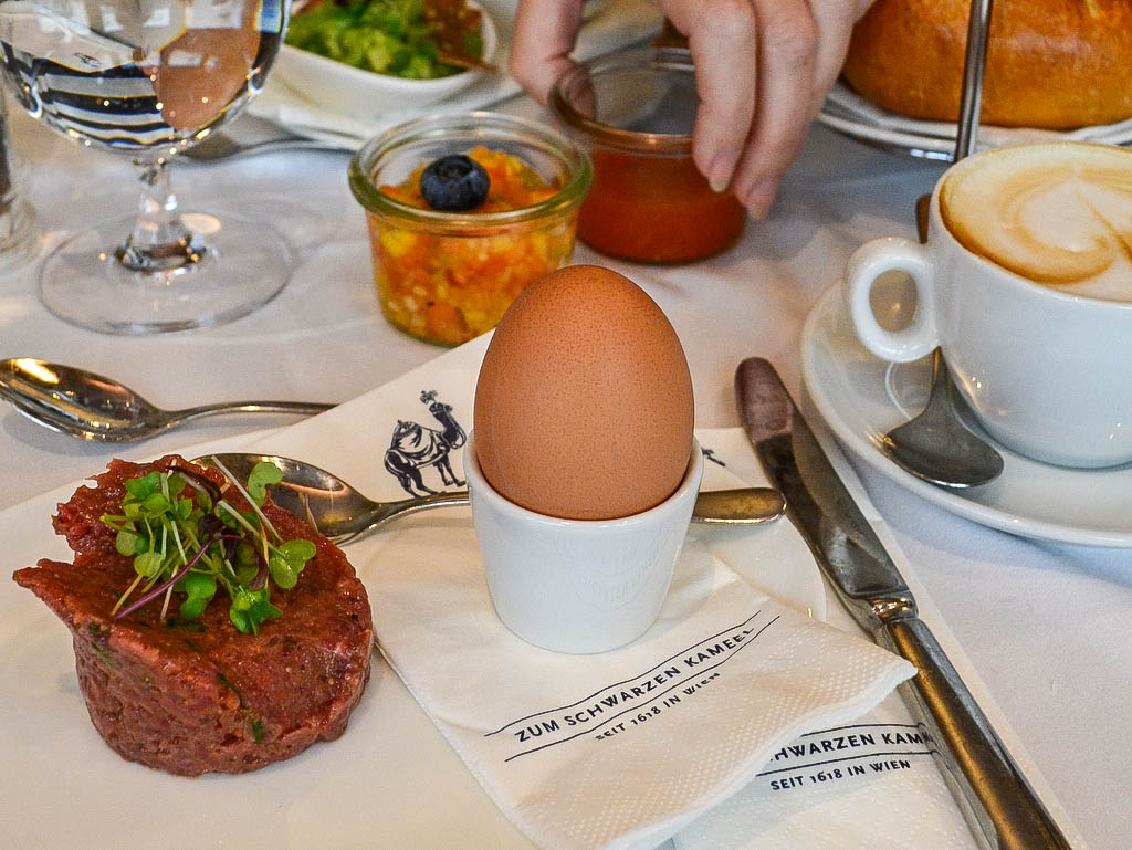 Beef Tartar und weiches Ei