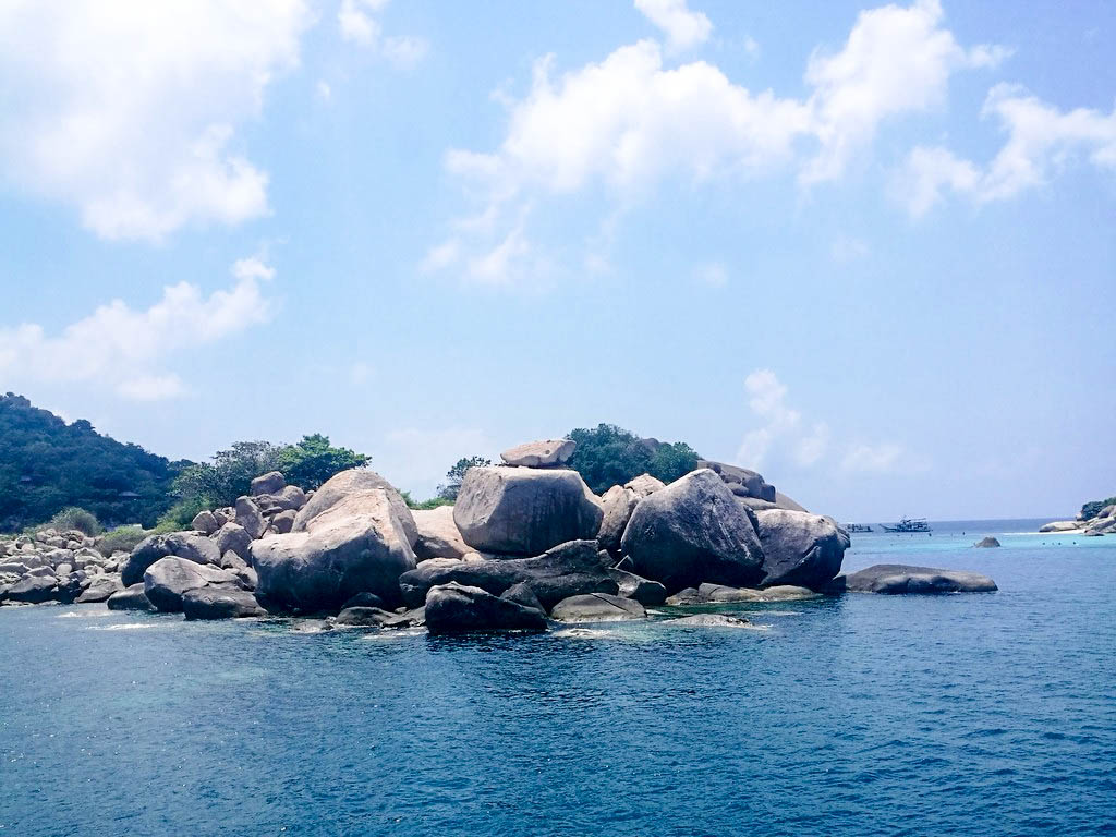 Strand mit Steinen auf Koh tao Thailand