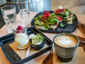 Frühstück im Cafe 220 Grad Nonntal