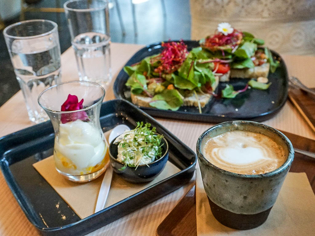 Frühstück im Cafe 220 Grad Nonntal
