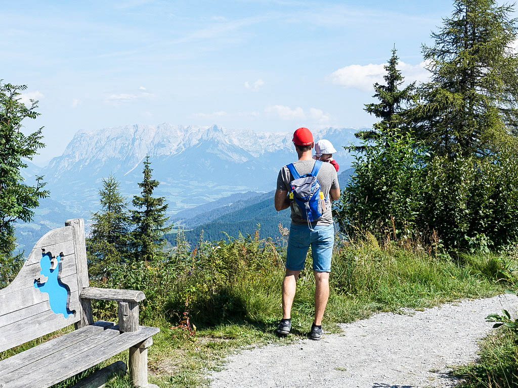 Vater mit Baby am Geisterberg