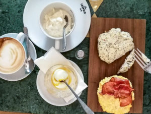 Frühstückstisch