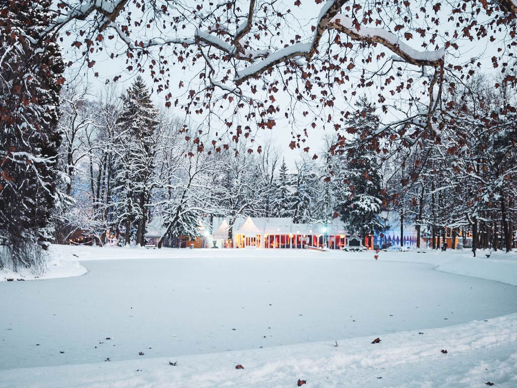 Winterlandschaft im Volksgarten mit Winterfest Zelt