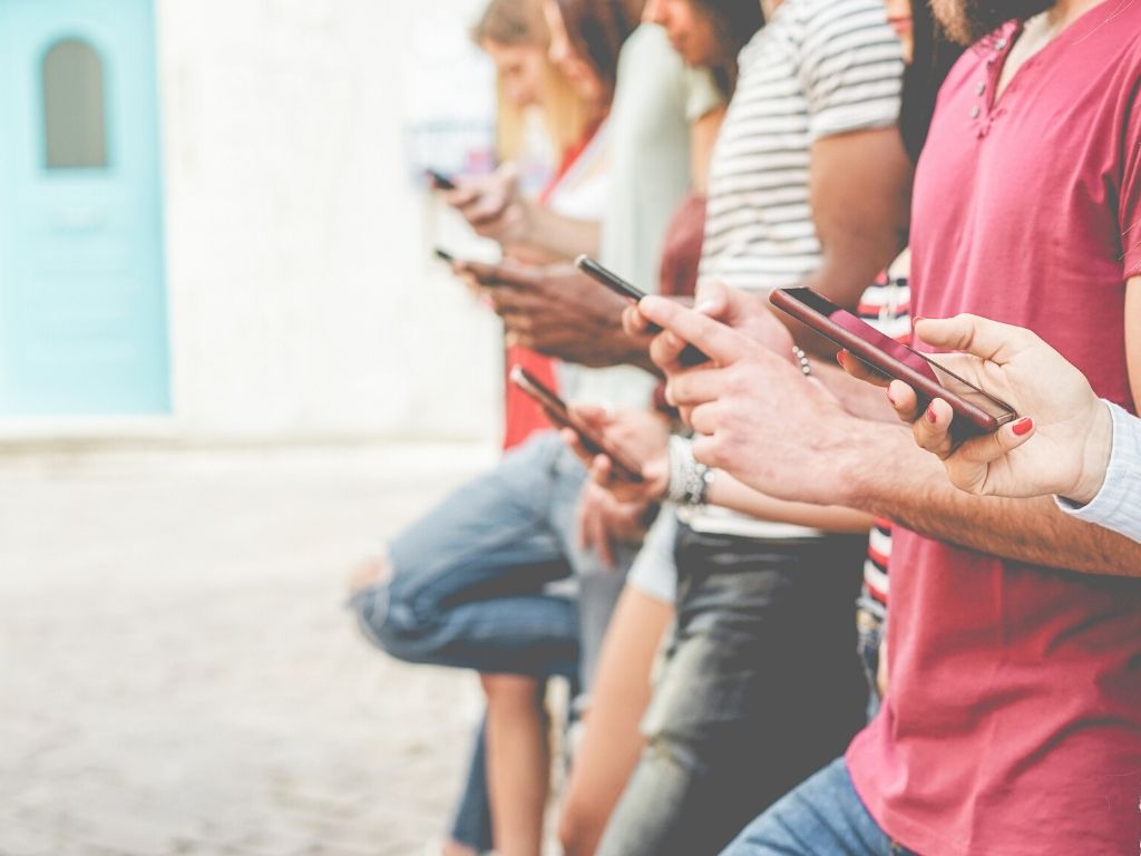 Menschen mit Mobiltelefonen