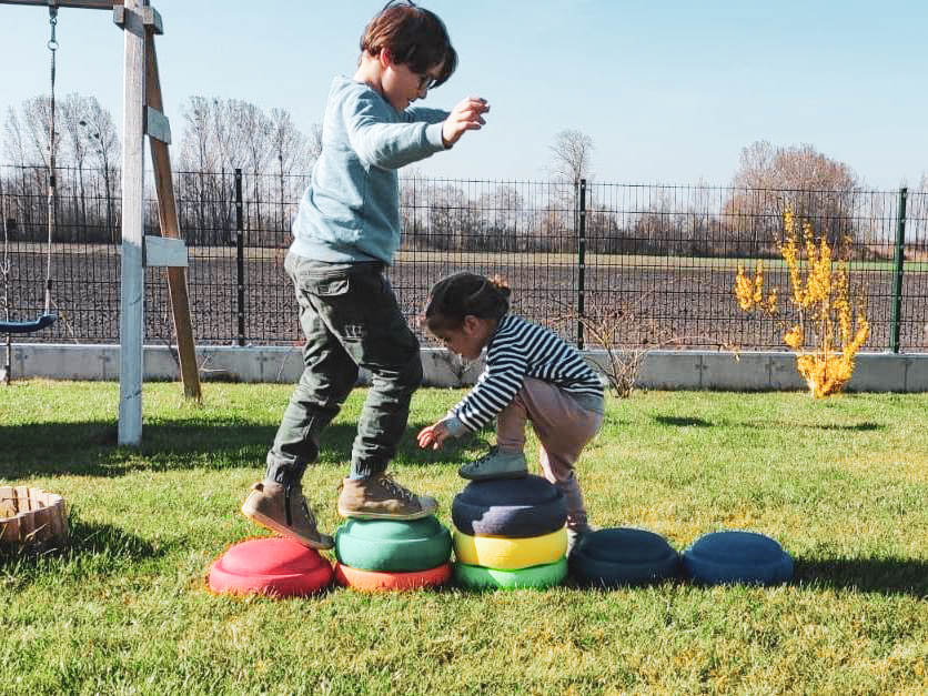 Speilende Kinder im Garten