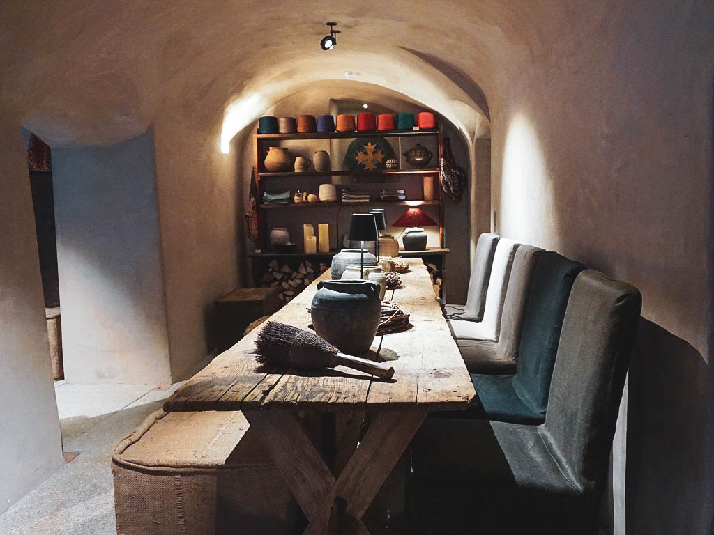 Holztisch im Concept Store Townhouse Weisses Kreuz