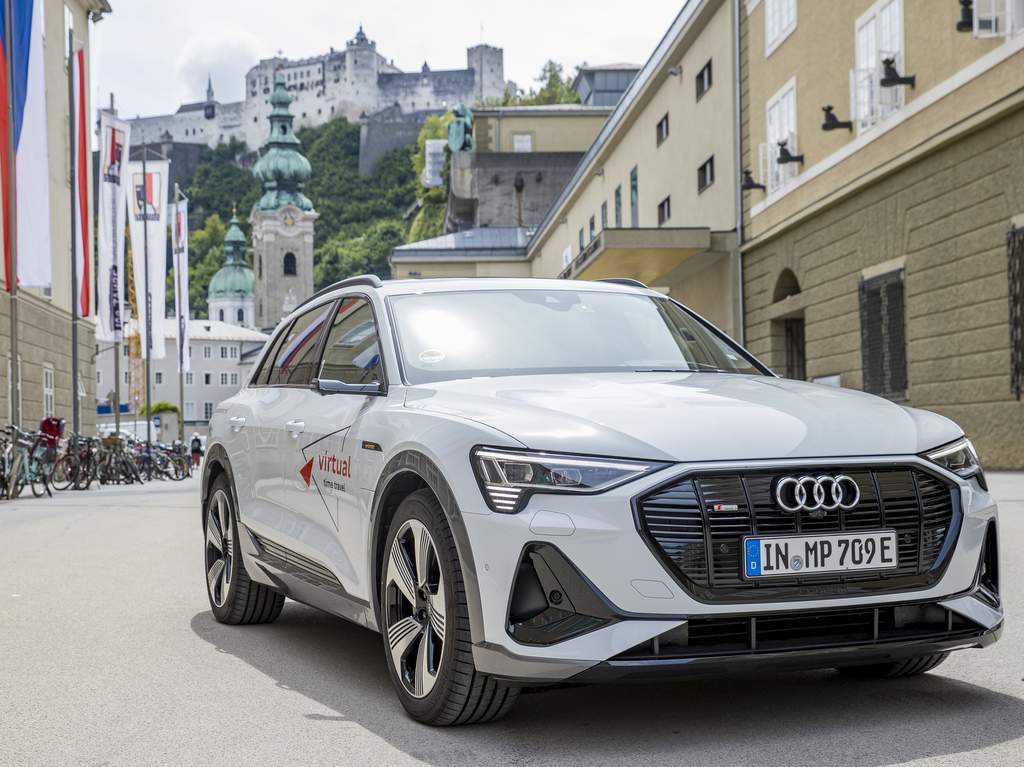 Audi e-tron vor dem Festspielhaus
