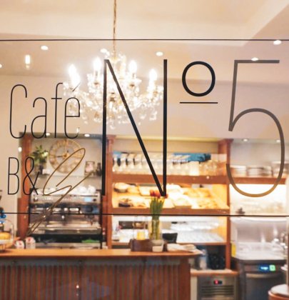 Klassisches Frühstück im Café N°5 in Salzburg