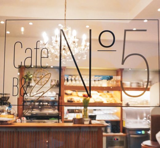 Klassisches Frühstück im Café N°5 in Salzburg
