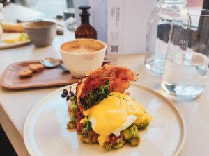 Egg Benedict mit Avocado