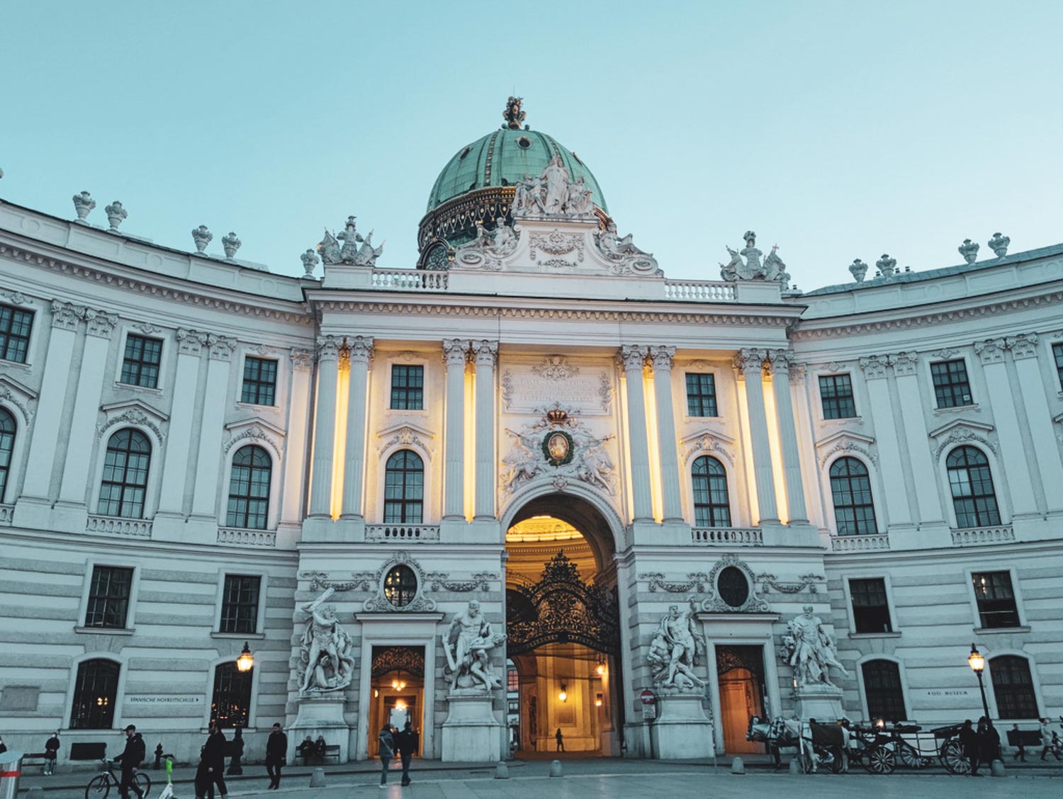 Hofburg in der Abenddämmerung