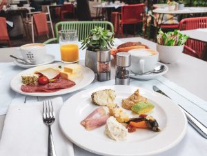 Gedeckter Frühstückstisch