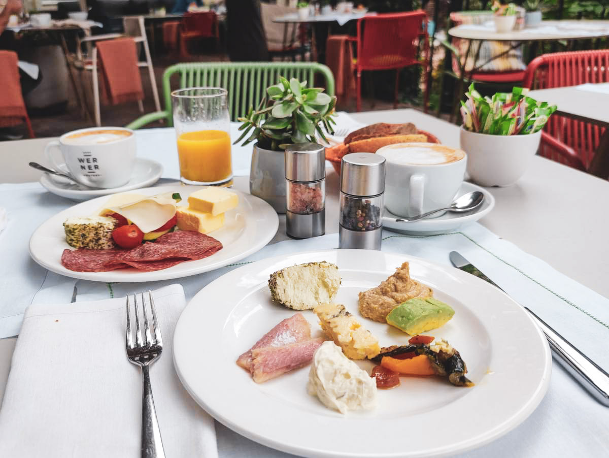 Gedeckter Frühstückstisch