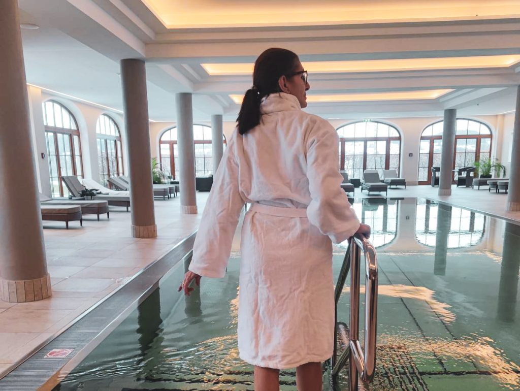Frau im Bademantel im Hallenbad