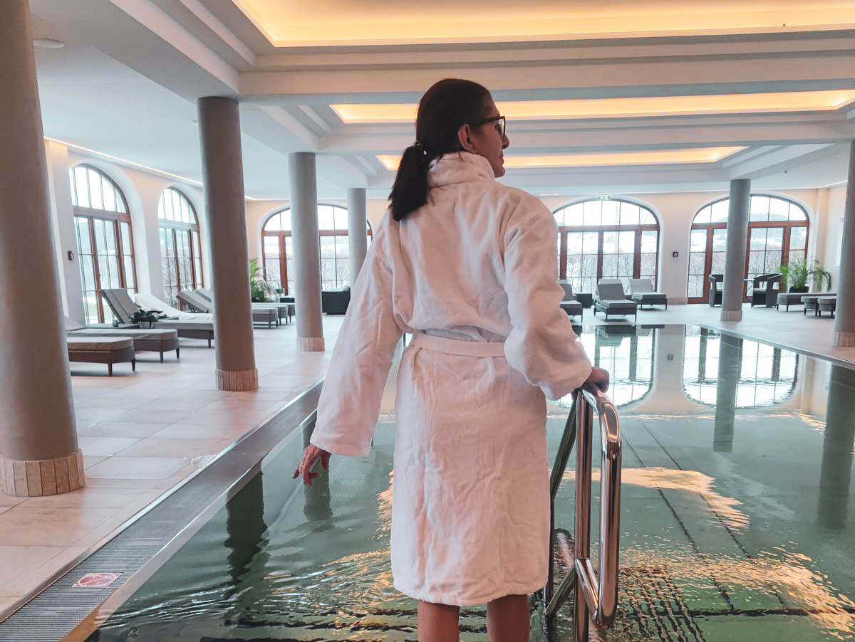 Frau im Bademantel im Hallenbad