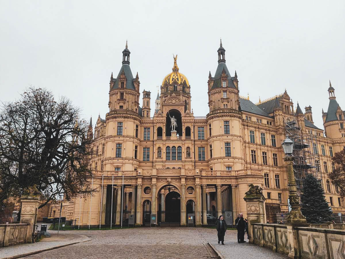 Schloss Schwerin Außenansicht im Winter